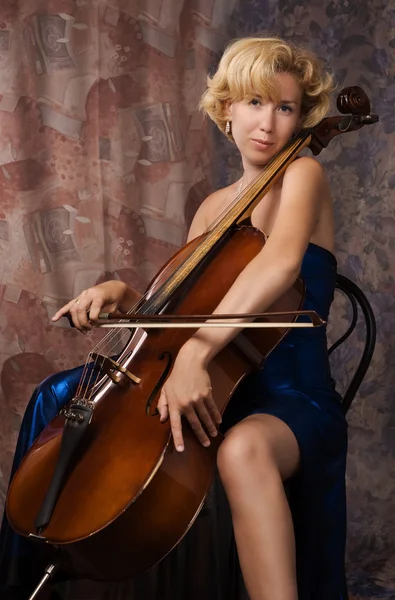 Женщина в вечернем платье играет на виолончели — стоковое фото