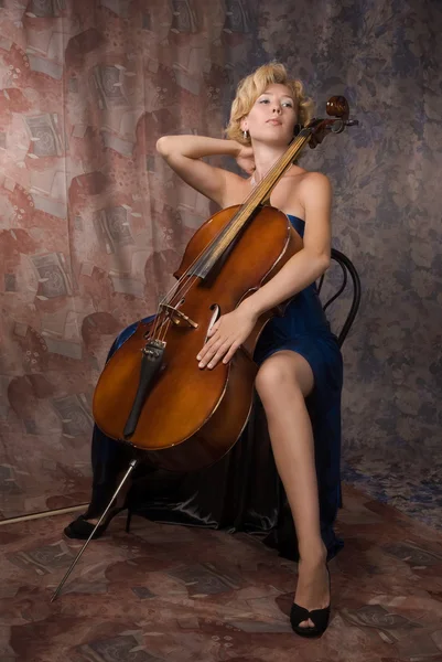 Atrakcyjna kobieta w sukni z wiolonczela — Zdjęcie stockowe