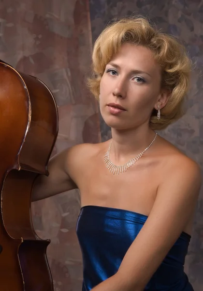 Attraktive Frau im Abendkleid mit altem Cello — Stockfoto