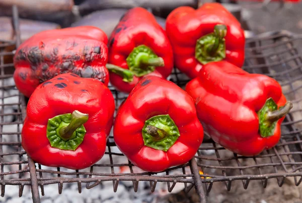 Pimenta grelhada vermelha no bbq — Fotografia de Stock