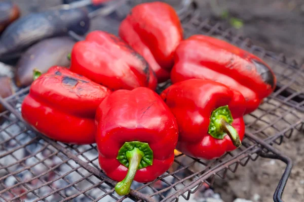 Rode gegrilde peper op bbq — Stockfoto