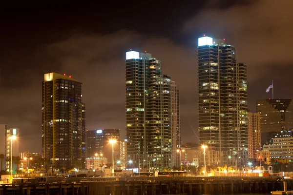 Moderne Gebäude bei Nacht — Stockfoto