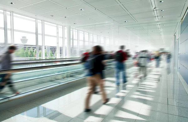 Multidão em pressa no aeroporto — Fotografia de Stock