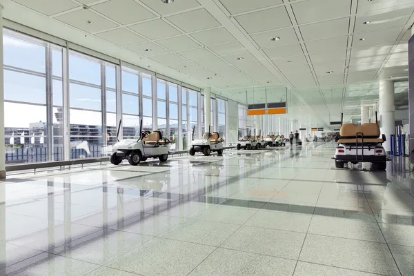 Luchthaven terminal met voertuigen voor gehandicapten — Stockfoto