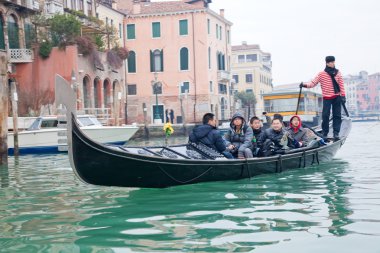 Venedik grand kanalı Çinli turist yelken gondoliero