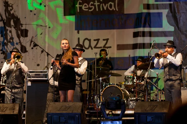 Jazz band Dixie Brothers Band performing on jazz festival Jazz i — Stock Photo, Image