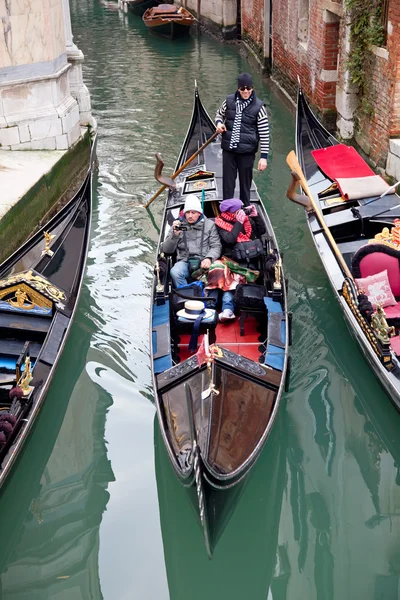 Gondoliero vela com turistas em gôndola no canal de Veneza, J — Fotografia de Stock