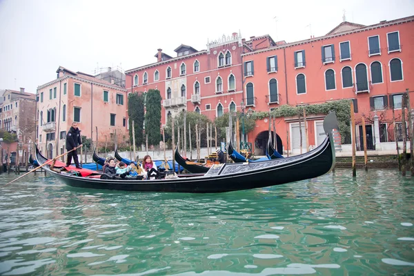 Гондольеро плавает по Венецианскому Гранд каналу с китайскими туристами — стоковое фото