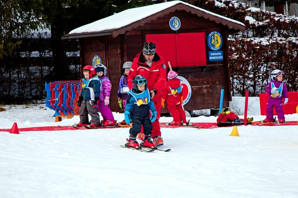 Chamonix-mont-blanc - januar 07: skilehrer studieren junge sk — Stockfoto