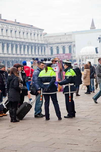 Oficiales de policía asegurando Piazza San Marco en Venecia después de New Ye Fotos De Stock Sin Royalties Gratis