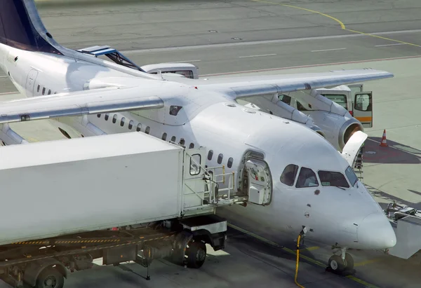 Vliegtuigen op het vliegveld prepareren voor de vlucht — Stockfoto