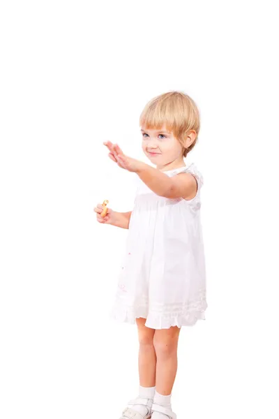 Klein meisje in witte jurk met bagel — Stockfoto