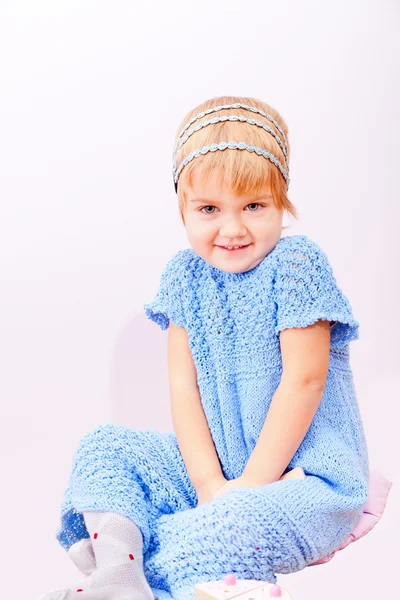 Маленька мила дитина в в'язаному синьому платті — стокове фото