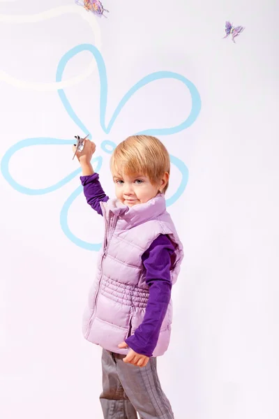 Menina pequena em colete rosa com avião de brinquedo — Fotografia de Stock