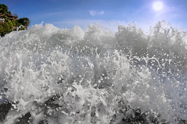 Gran ola frontal con burbujas y salpicaduras — Foto de Stock