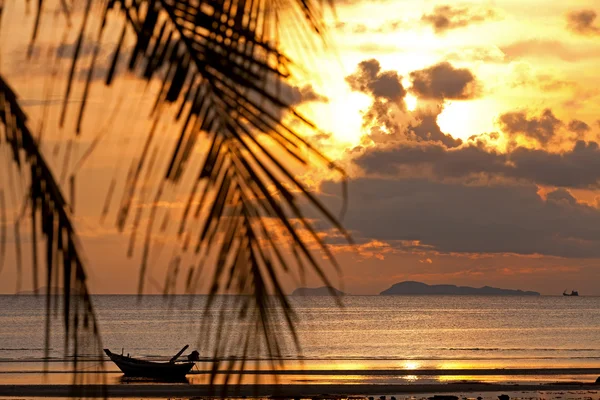 Coucher de soleil avec bateau dans la mer — Photo