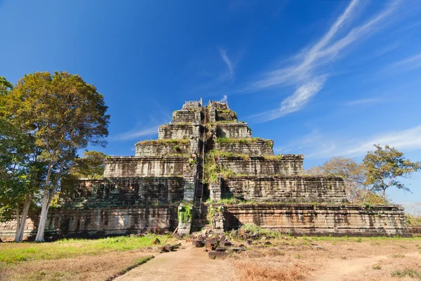 Ancienne pyramide khmère au Cambodge à Koh Kher. — Photo