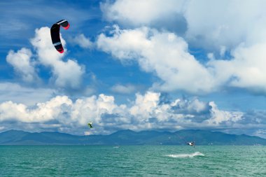 açık denizde su üzerinden atlama wakeboarder