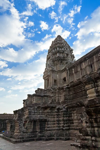 Věž v chrámu angkor wat s modrou oblohou — Stock fotografie