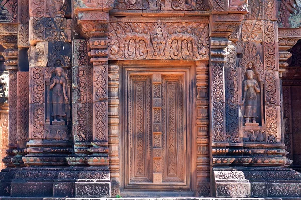 Starożytnych posągów w świątyni Banteay Srei,? ambodia — Zdjęcie stockowe