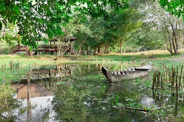 Barco de madeira no lago — Fotografia de Stock