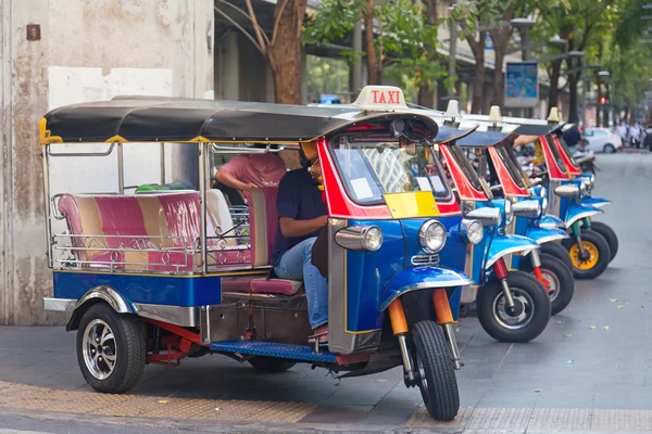 Lijn van tuktuks met stuurprogramma op bangkok straat — Stockfoto