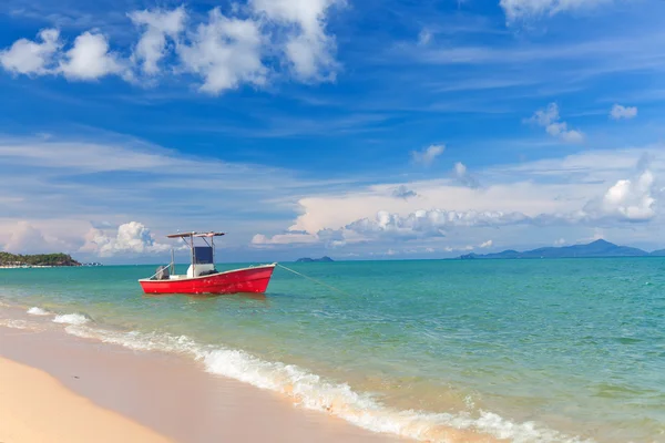 Pesca barco vermelho na âncora perto da praia de areia — Fotografia de Stock