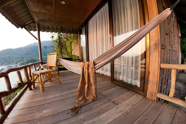 Hamak ve sandalye bungalow Teras — Stok fotoğraf