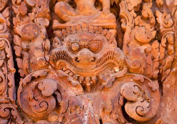 Gamla daemon carving på väggen — Stockfoto