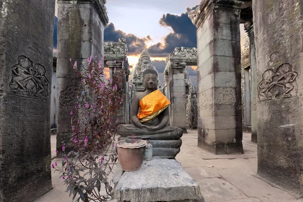 Buddha sittande i antika tempel prasat bayon — Stockfoto