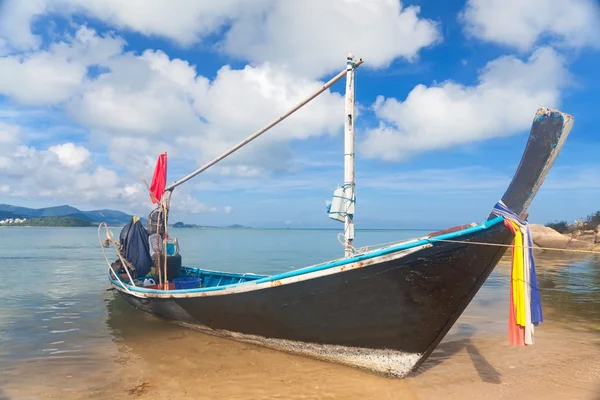 Длинная тайская лодка на песчаном пляже — стоковое фото