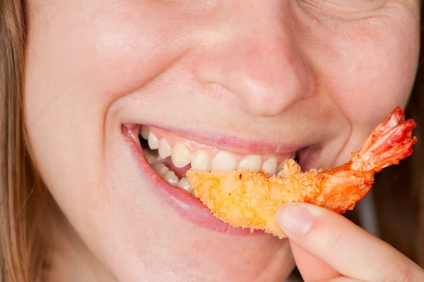 Όμορφο κορίτσι τρώει στη σχάρα γαρίδες — Φωτογραφία Αρχείου