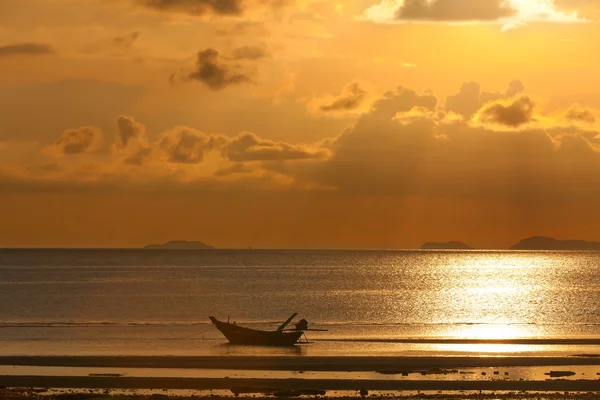 Solnedgång med båt i havet — Stockfoto