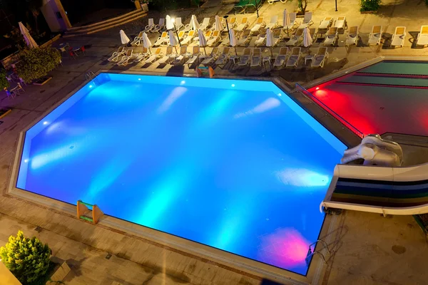 Illuminated swimming pool at night — Stock Photo, Image