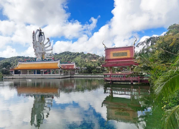 Statue de Chenrezig dans le temple Wat Plai Laem — Photo