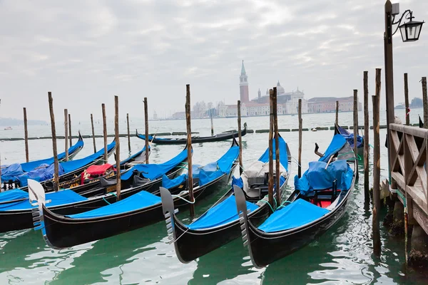 Gondoly s modrým krytem v Benátkách — Stock fotografie