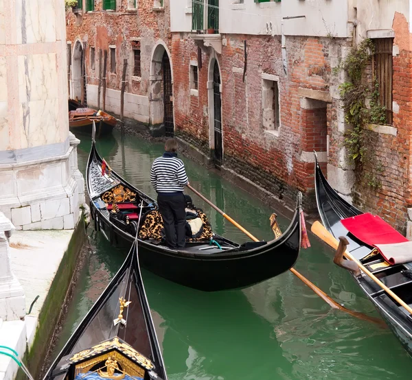 Gondel in Venetië kanaal — Stockfoto