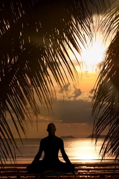 Mann Silhouette macht Yoga-Übung — Stockfoto
