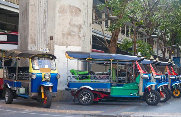 Raden av tuktuks på bangkok gatan — Stockfoto