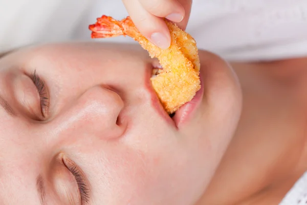 Hezká dívka jíst grilované krevety — Stock fotografie
