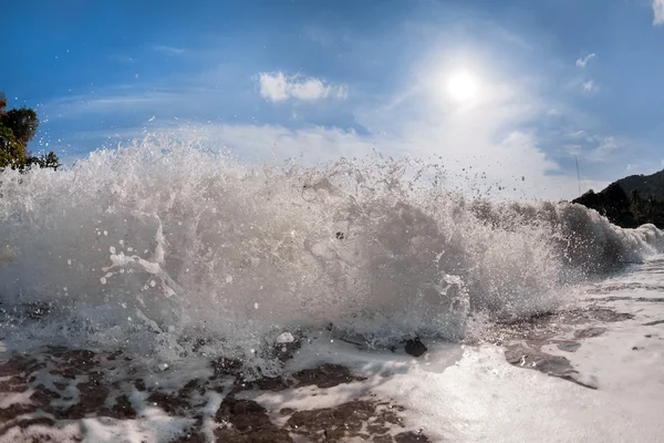 Big wave front with bubbles and splashes — Stock Photo, Image