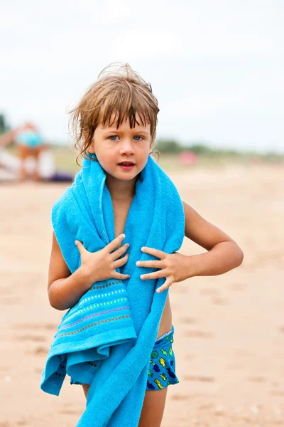 Petite fille avec serviette — Photo