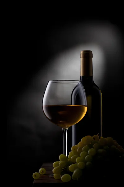 Жёлтое вино — стоковое фото