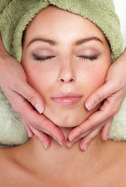 Giovane donna che riceve massaggio facciale — Foto Stock