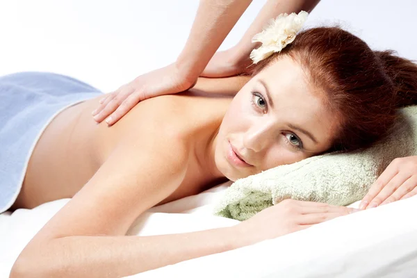 Ung kvinna enjoyng en massage — Stockfoto