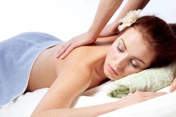 Jovem mulher gosta de uma massagem — Fotografia de Stock
