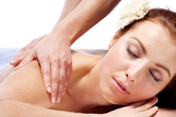 Jovem mulher gosta de uma massagem — Fotografia de Stock