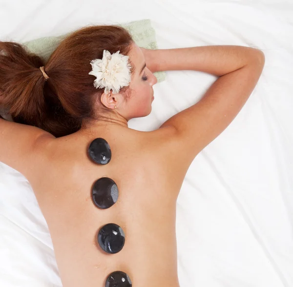 Femme obtenir massage avec pierre chaude . — Photo