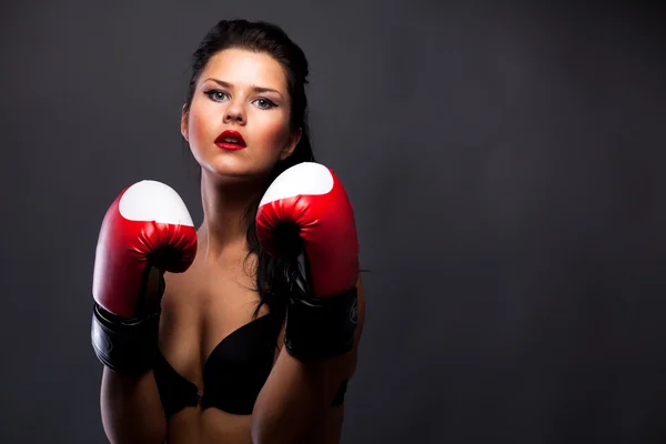 Kvinne med boksehansker – stockfoto