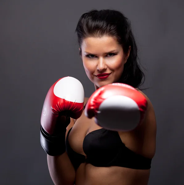 Kvinne med boksehansker – stockfoto
